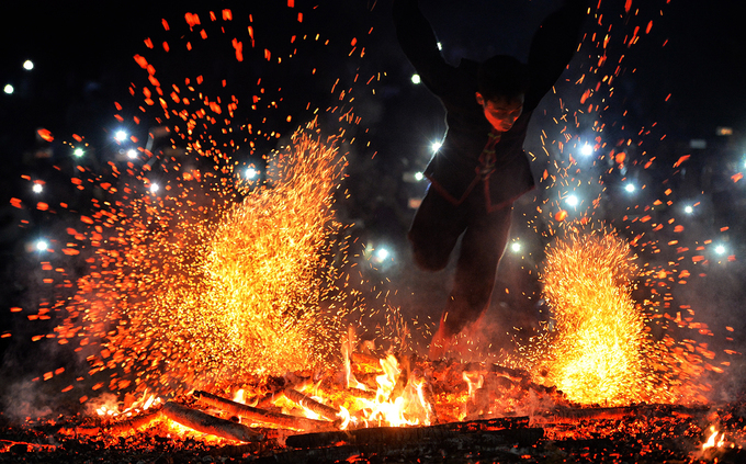 Trai bản chân trần nhảy trên đống lửa cầu may
